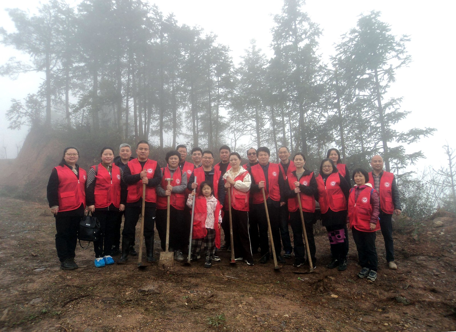 九三學(xué)社邵陽(yáng)市委員會(huì)志愿者赴邵陽(yáng)縣五峰鋪林場(chǎng)開展義務(wù)植樹活動(dòng)