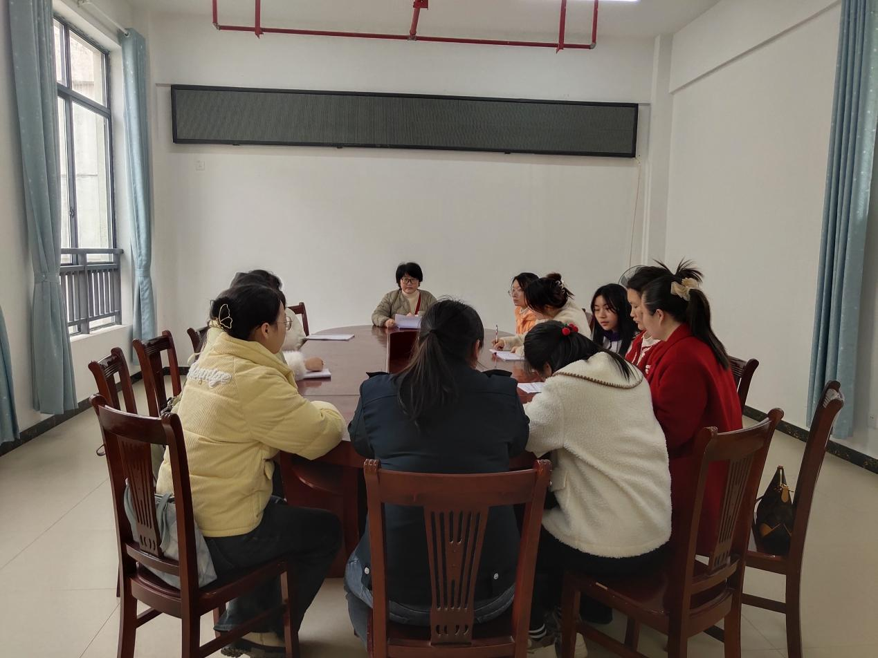 白沙中心幼兒園召開師德師風(fēng)專項(xiàng)整治會(huì)