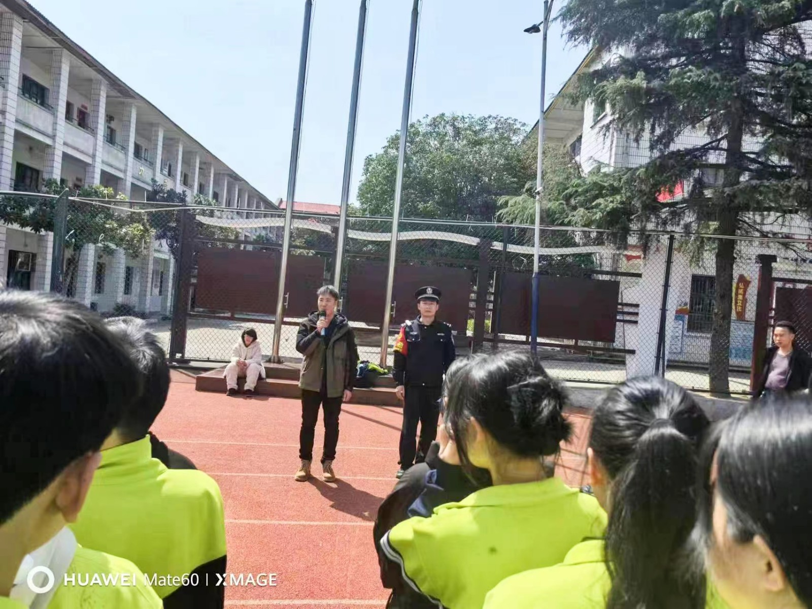 鐵路知識(shí)進(jìn)校園，愛(ài)路護(hù)路記心中