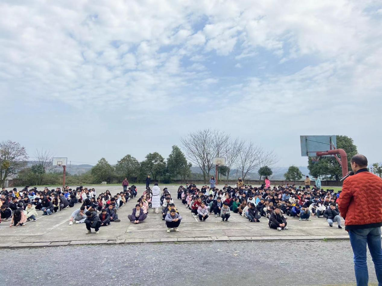 回龍寺鎮(zhèn)軍田中學(xué)舉行消防演練