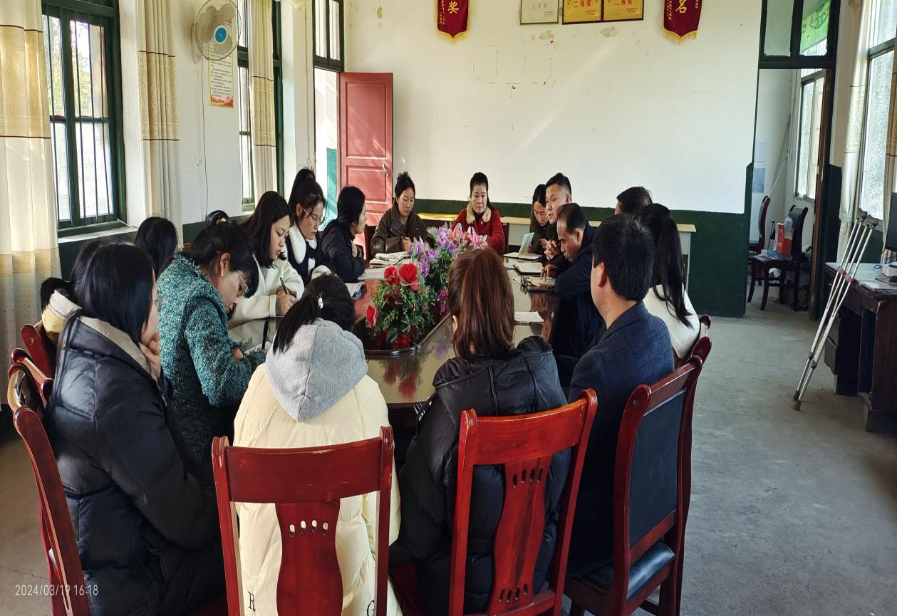 回龍寺鎮(zhèn)蓮山中心小學(xué)召開四六年級科任教師會