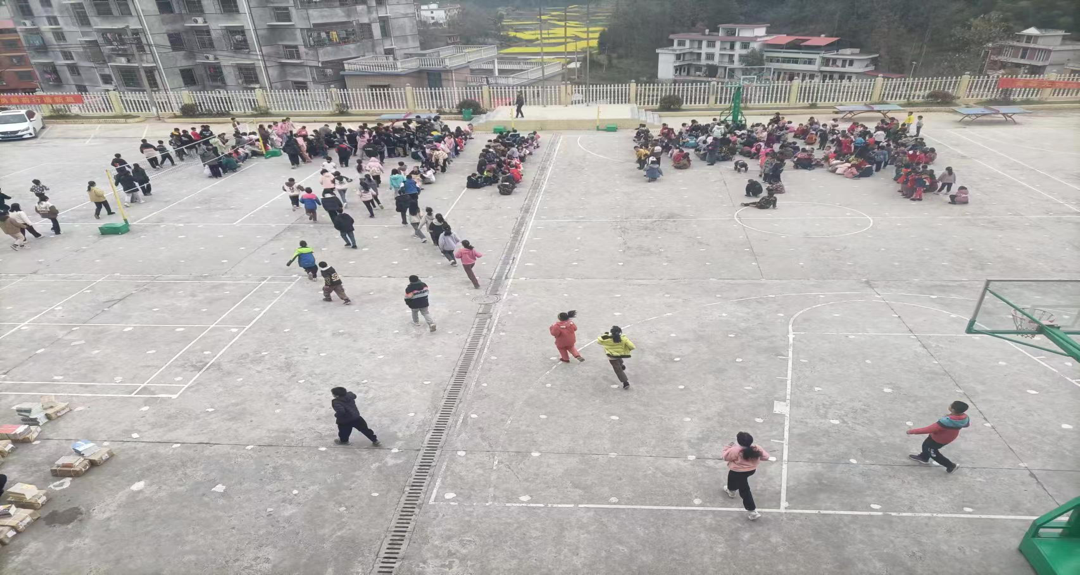 長鋪中心小學(xué)開展消防安全疏散演練