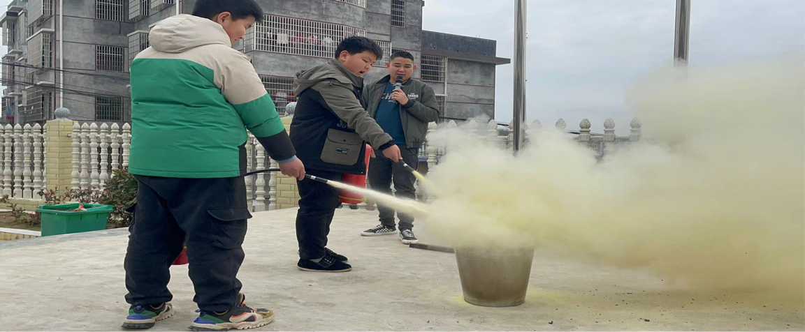 長鋪中心小學(xué)開展消防安全疏散演練