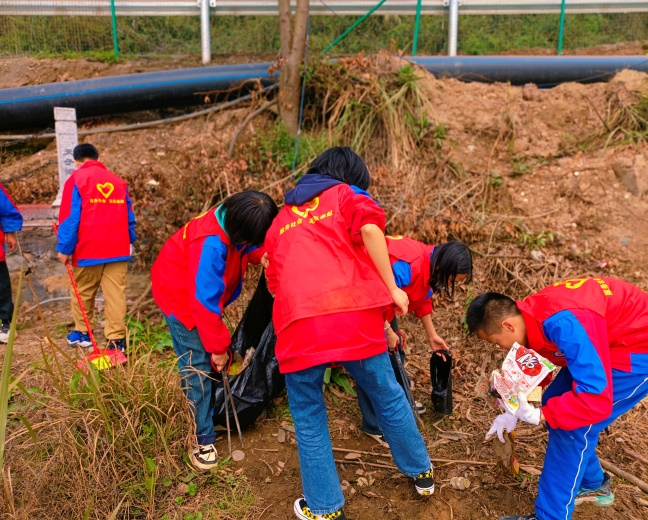 守護一江碧水，爭做最美雷鋒