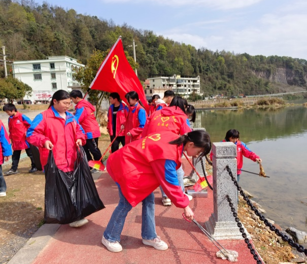 守護一江碧水，爭做最美雷鋒