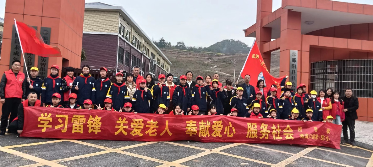 春風(fēng)送溫暖，學(xué)子獻愛心