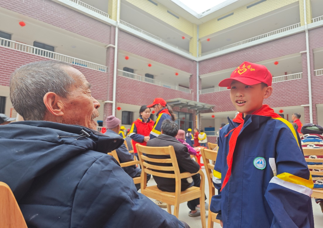 春風(fēng)送溫暖，學(xué)子獻愛心