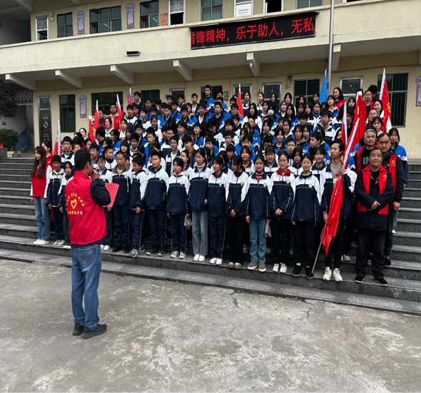 學雷鋒助環(huán)保，黨團攜手共創(chuàng)美麗家園