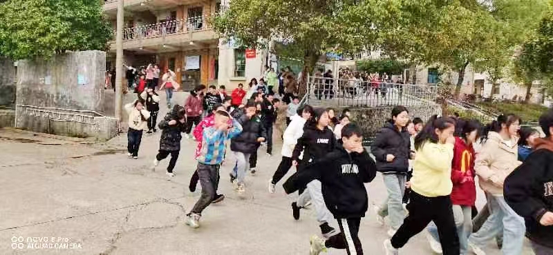 三閣司鎮(zhèn)五里九年義務(wù)制學(xué)校開展“校園消防安全疏散演練”活動(dòng)