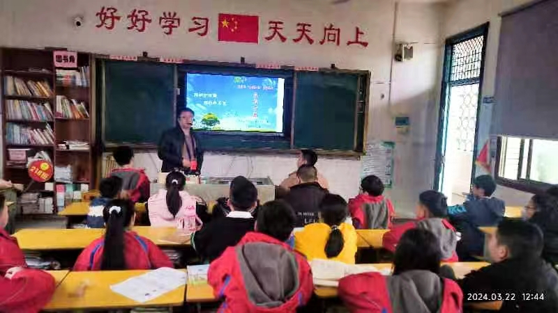 武岡市紅星小學(xué)開展“利劍護蕾以案釋法”主題班隊活動