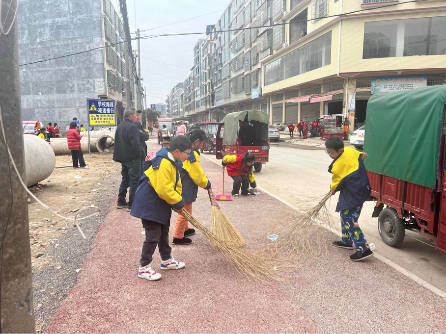 弘揚(yáng)雷鋒精神，爭(zhēng)做新時(shí)代好少年！