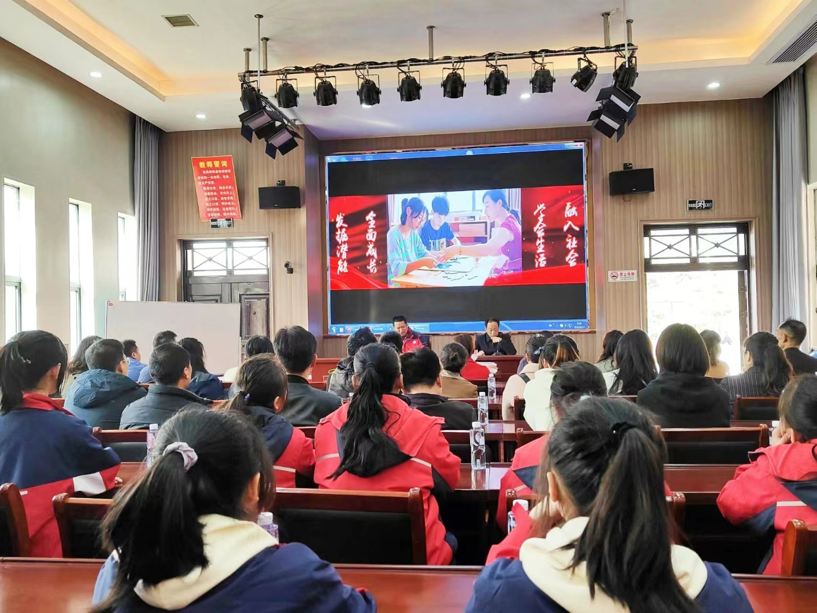 春意暖人心，陽光滿校園