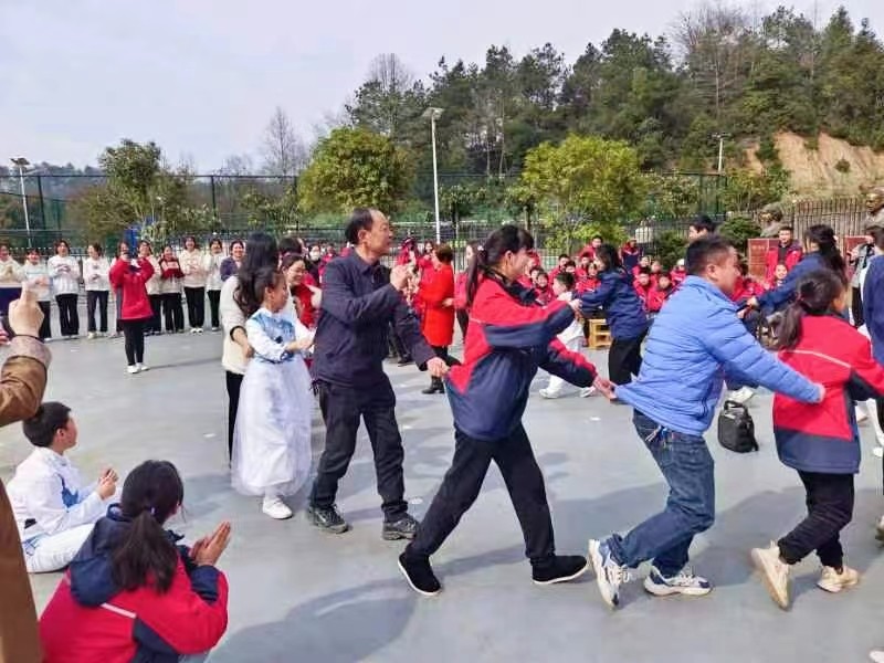 春意暖人心，陽光滿校園
