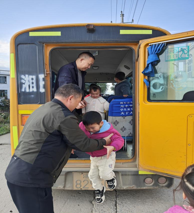 萬(wàn)塘鄉(xiāng)白馬田幼兒園開展校車應(yīng)急疏散演練