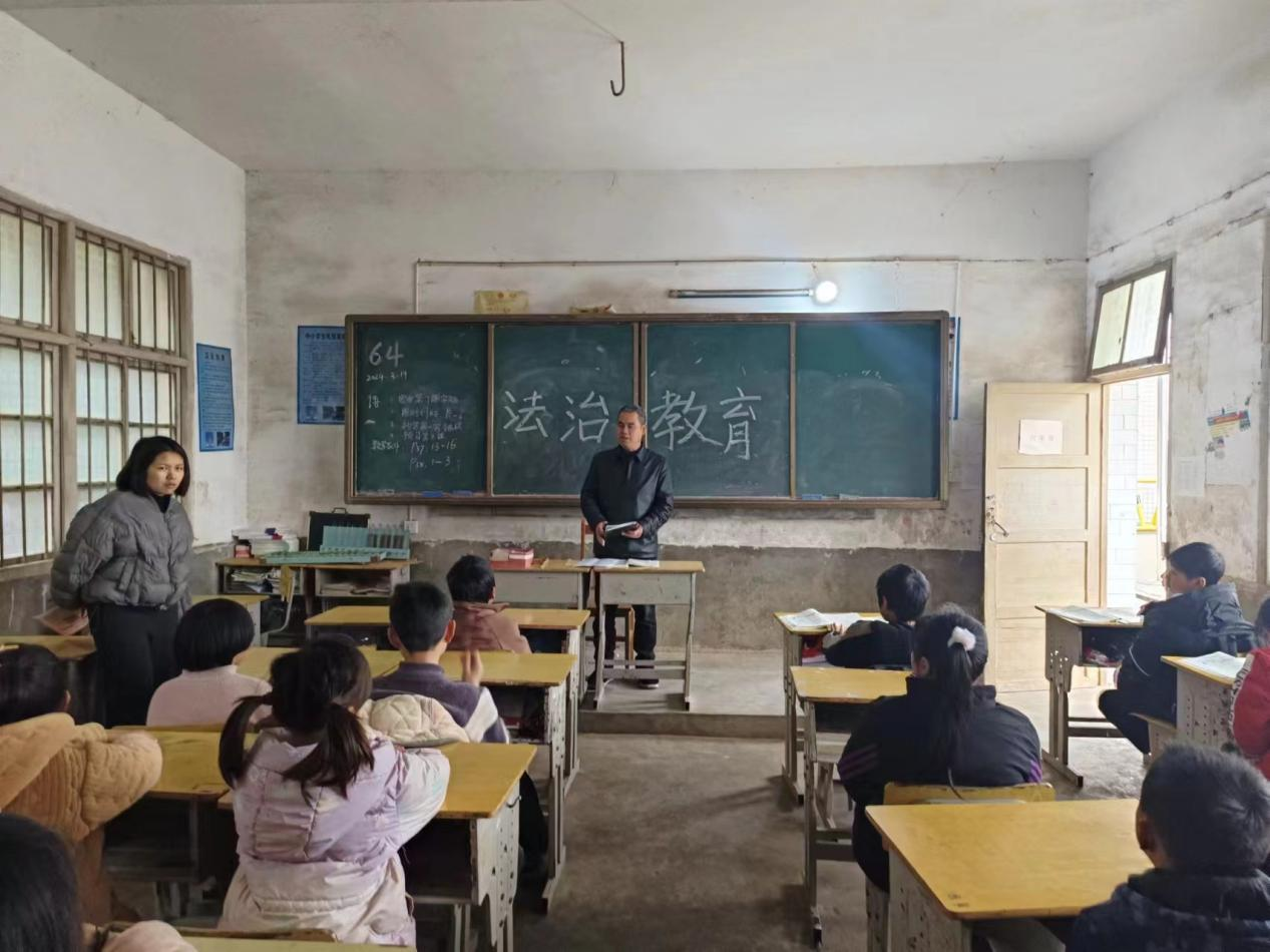 下花橋鎮(zhèn)徐家小學(xué)法制教育進校園