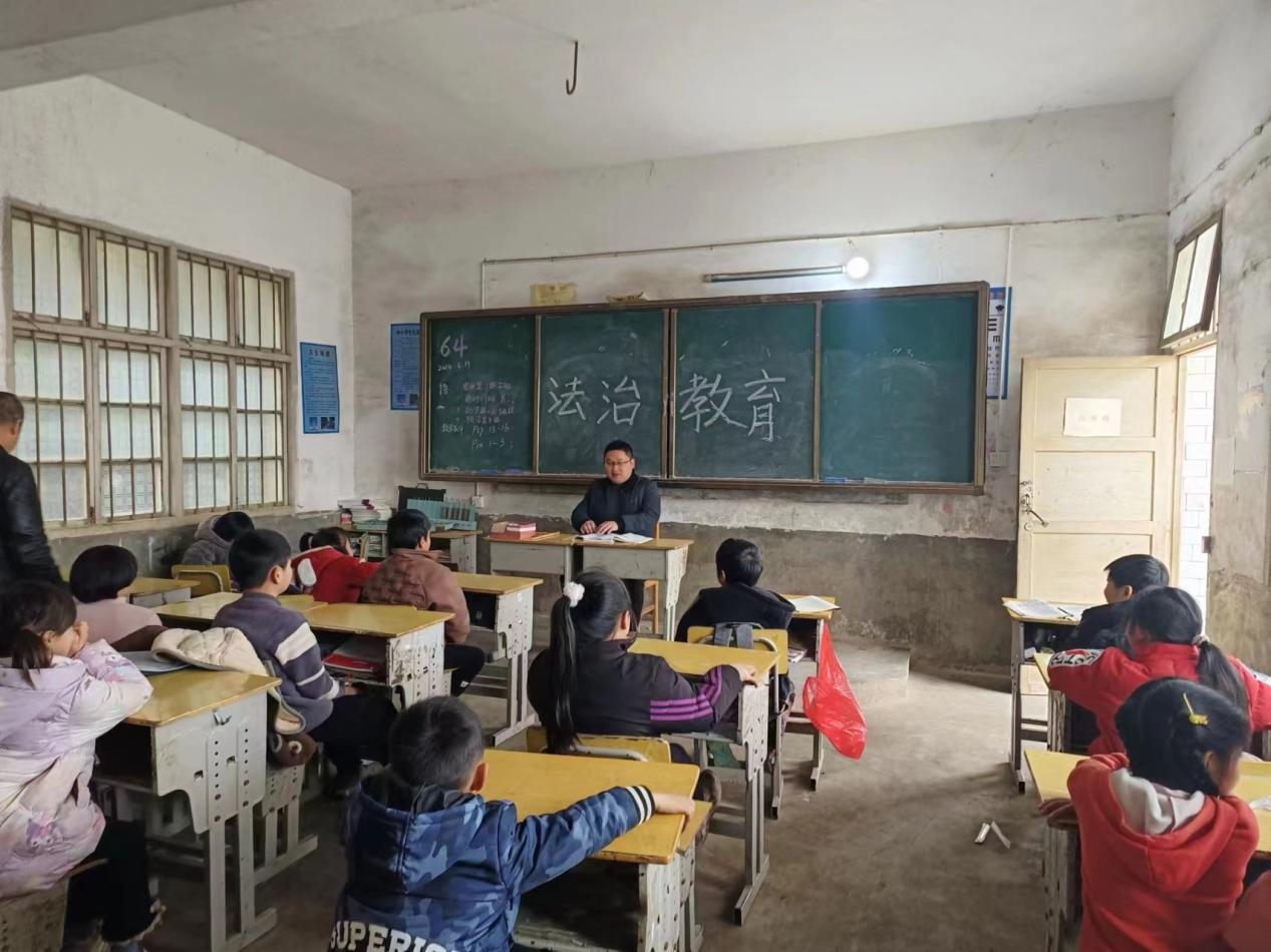 下花橋鎮(zhèn)徐家小學(xué)法制教育進校園