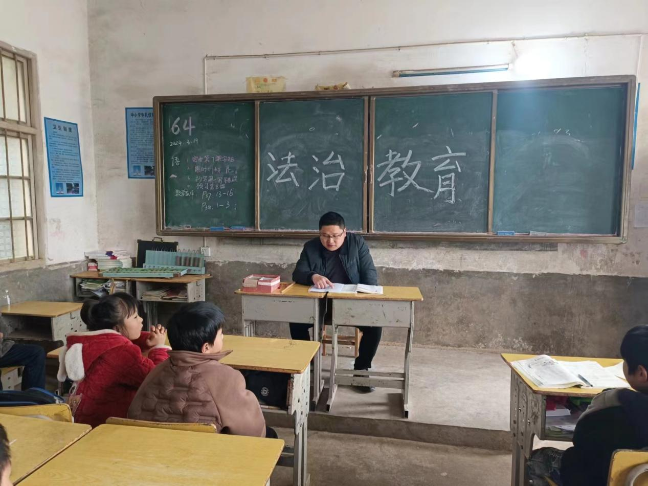 下花橋鎮(zhèn)徐家小學(xué)法制教育進校園