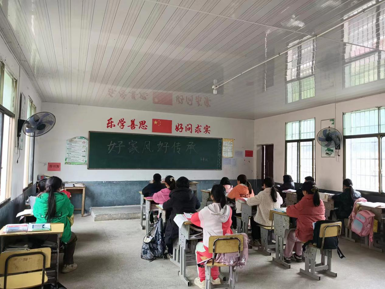 塘田市鎮(zhèn)三青小學(xué)開展“好家風(fēng)，好傳承”主題班會