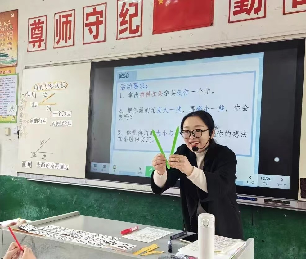 邵東市城區(qū)一完小舉行“深耕課標”教研