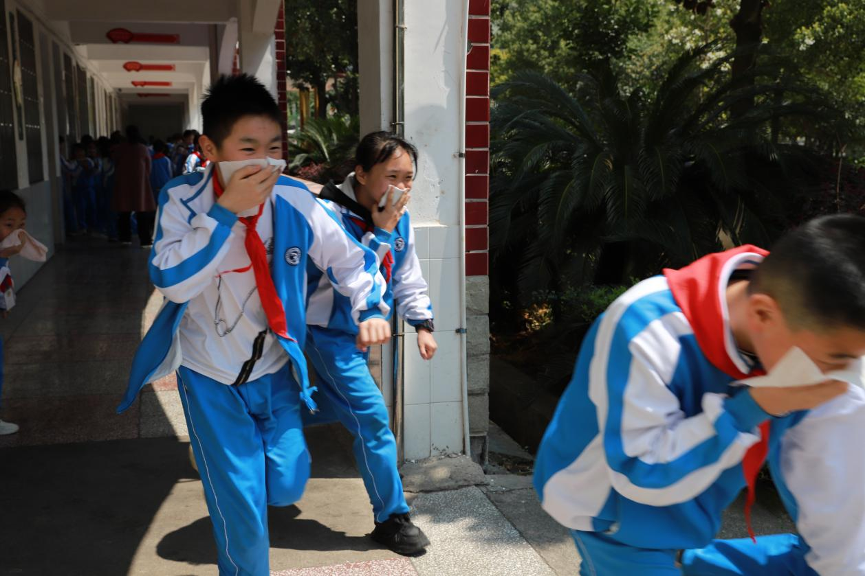 城區(qū)二小開展消防演練活動