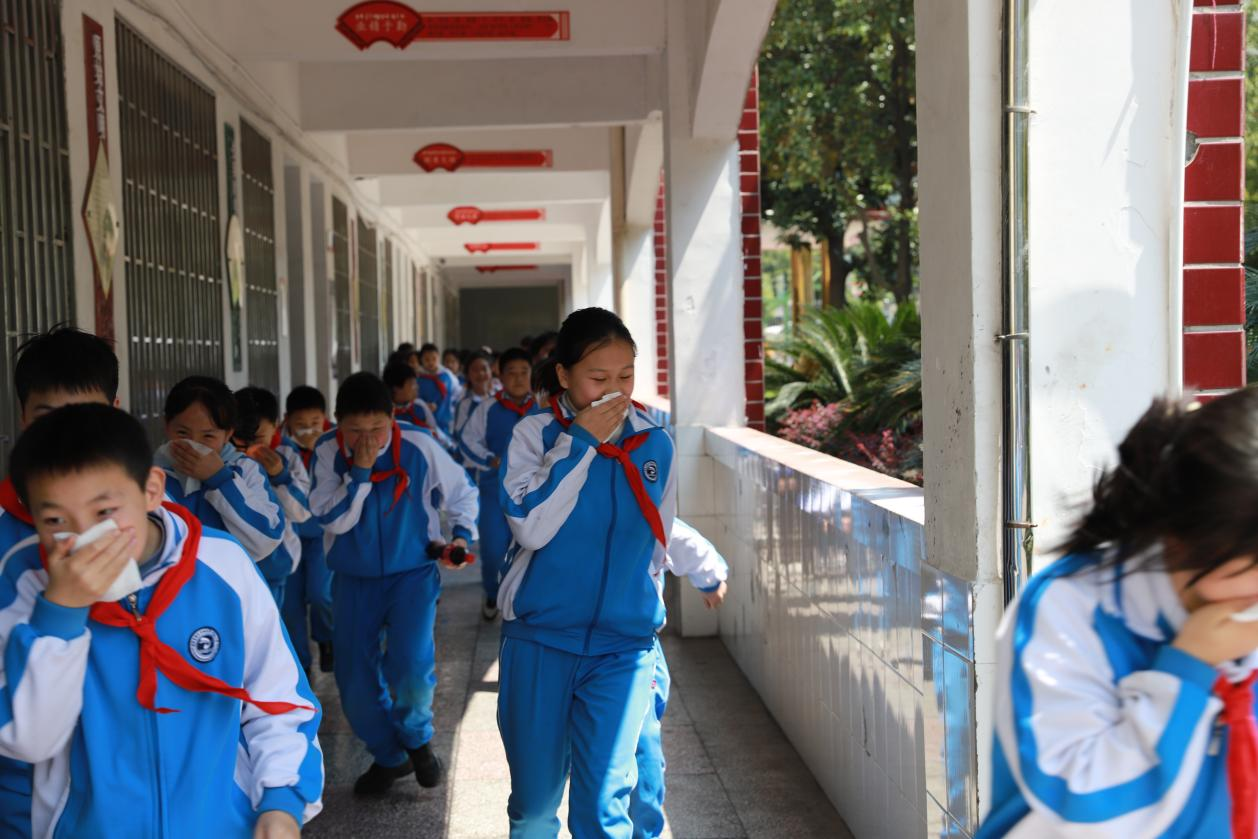 城區(qū)二小開展消防演練活動