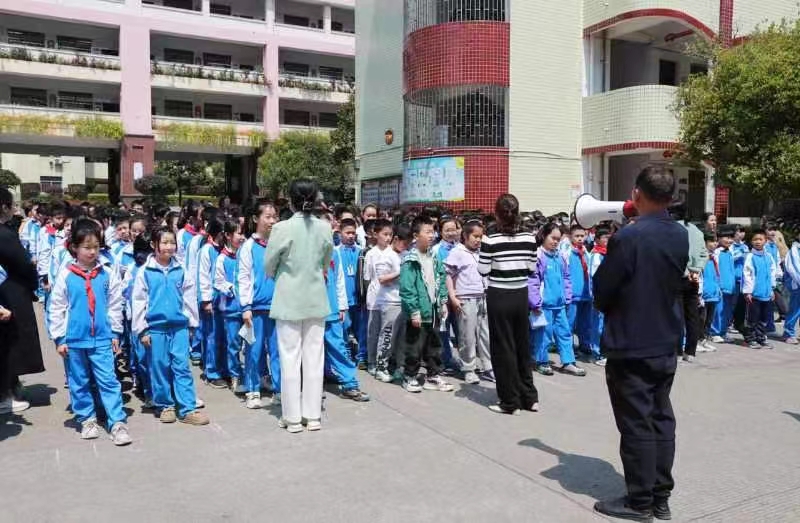 城區(qū)二小開展消防演練活動