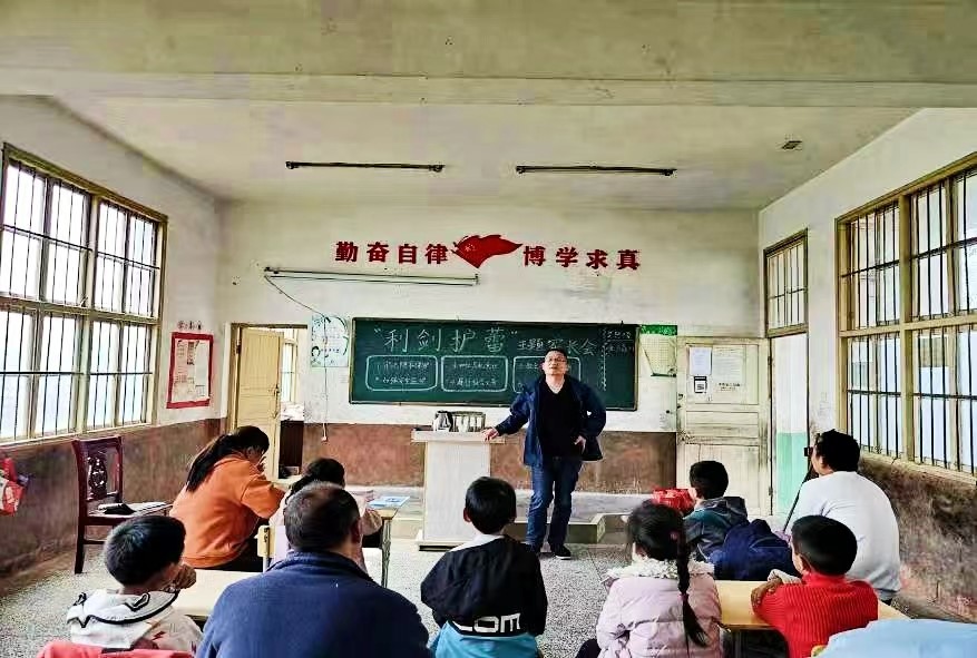 利劍護(hù)蕾  呵護(hù)未來(lái)