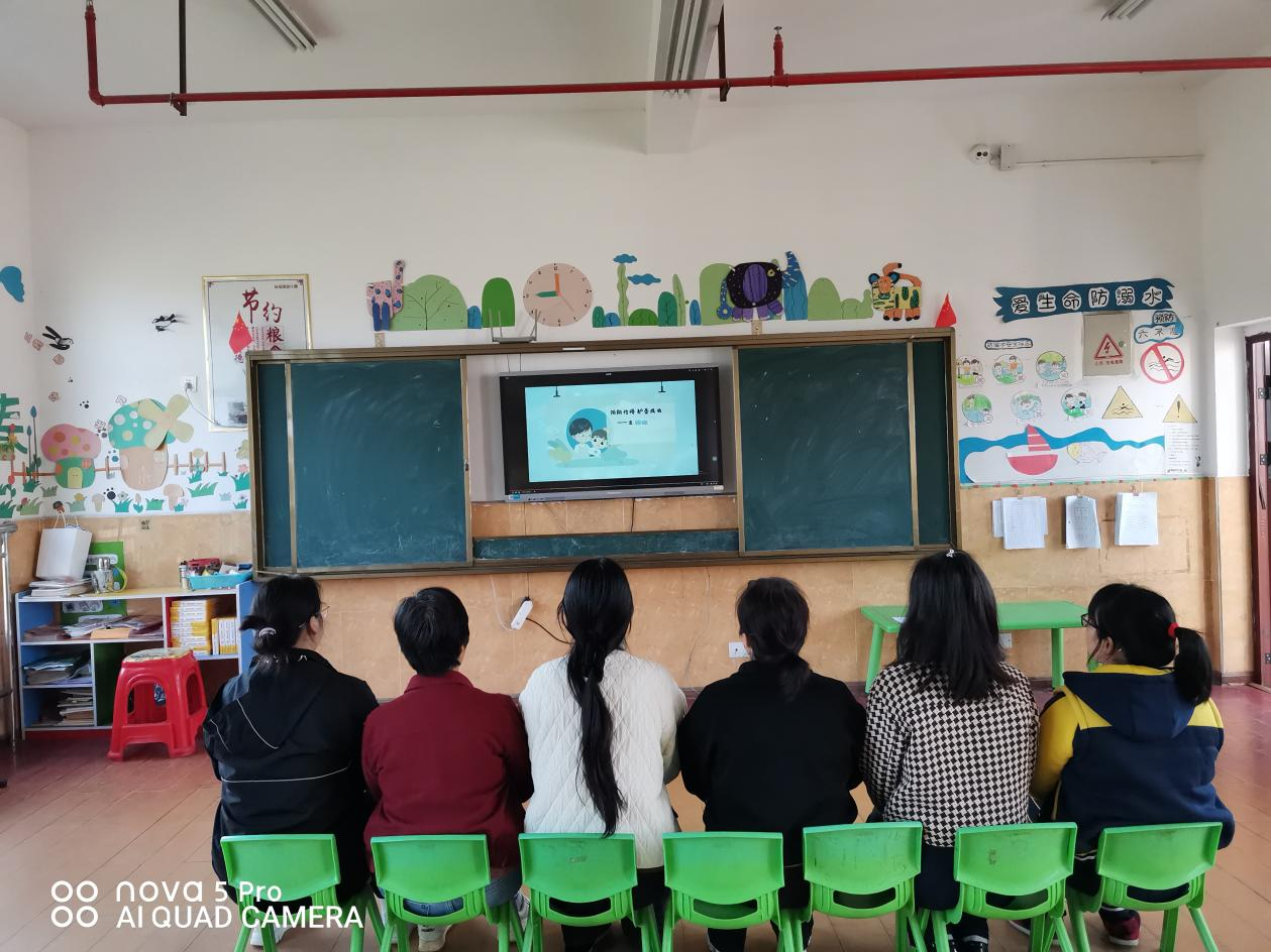 陽光護(hù)蕾，我們?cè)谛袆?dòng)