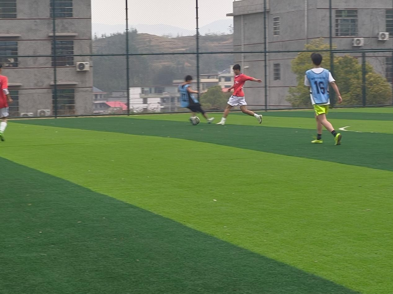 校際互促共成長(zhǎng)  綠茵場(chǎng)上展風(fēng)采