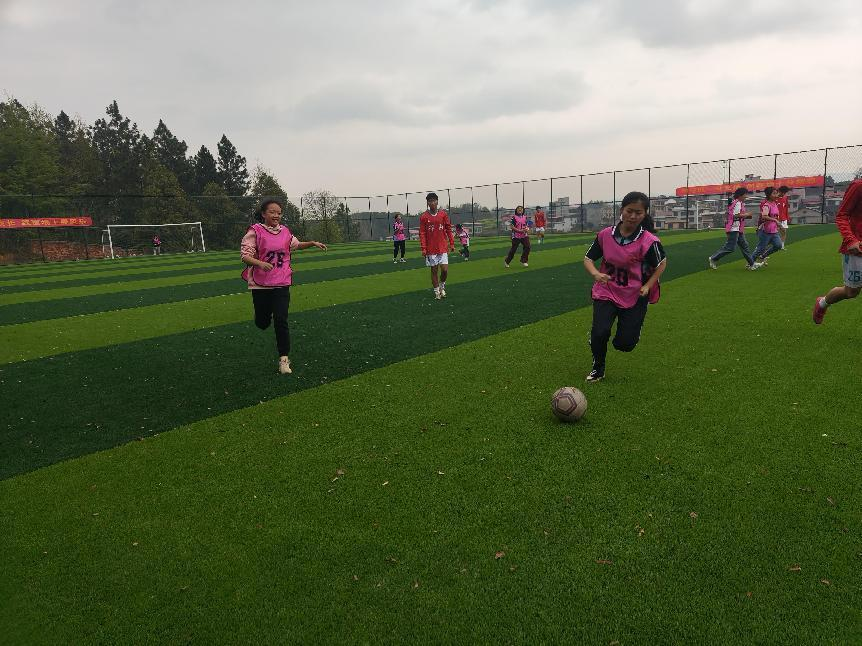 校際互促共成長(zhǎng)  綠茵場(chǎng)上展風(fēng)采