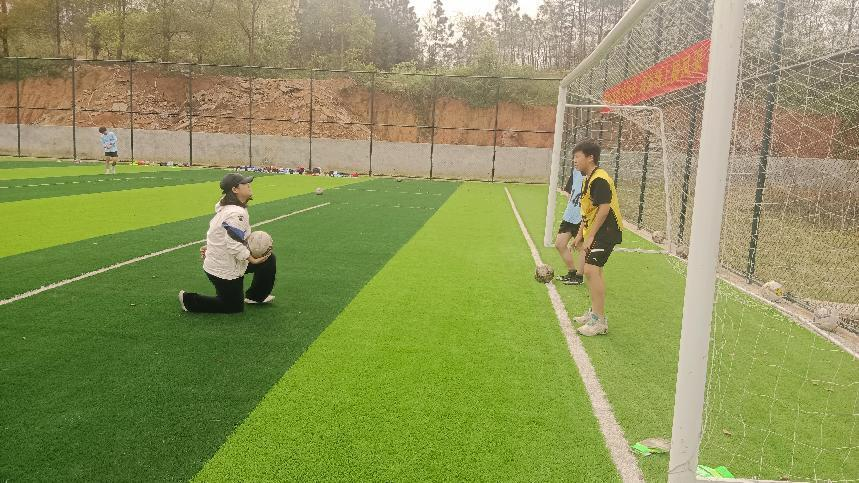 校際互促共成長(zhǎng)  綠茵場(chǎng)上展風(fēng)采