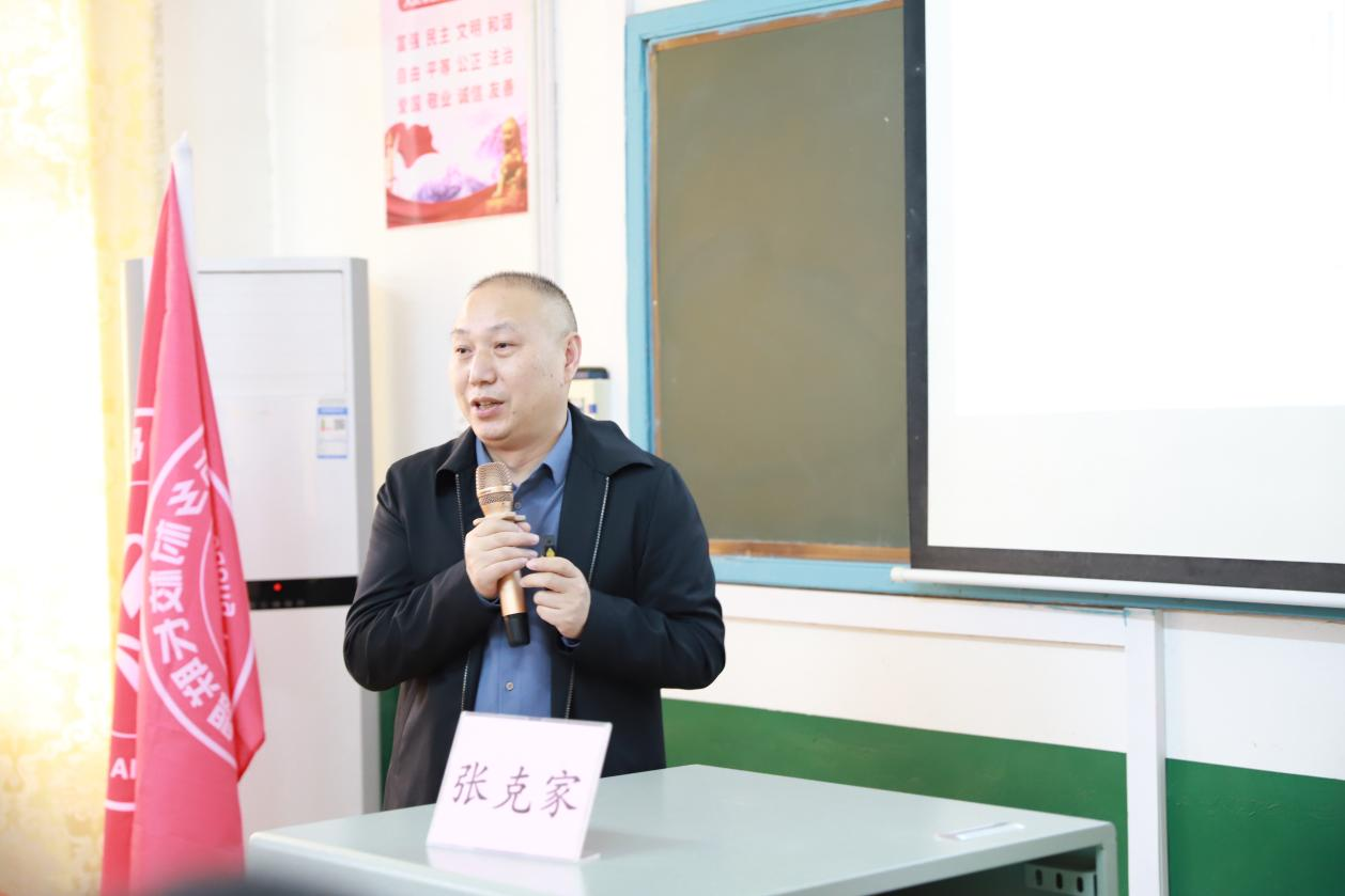 張克家小學(xué)名校長工作室聯(lián)合鄉(xiāng)村校長聯(lián)盟開展研討活動