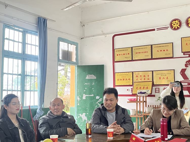 下花橋鎮(zhèn)中心學(xué)校和杉木橋中學(xué)開展校際交流活動(dòng)