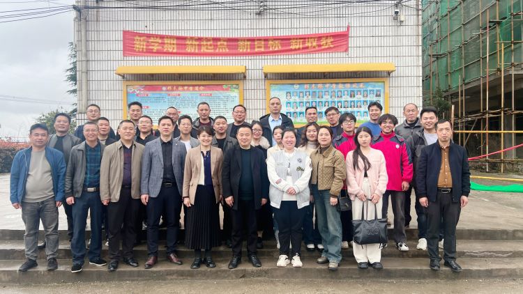 下花橋鎮(zhèn)中心學(xué)校和杉木橋中學(xué)開展校際交流活動(dòng)