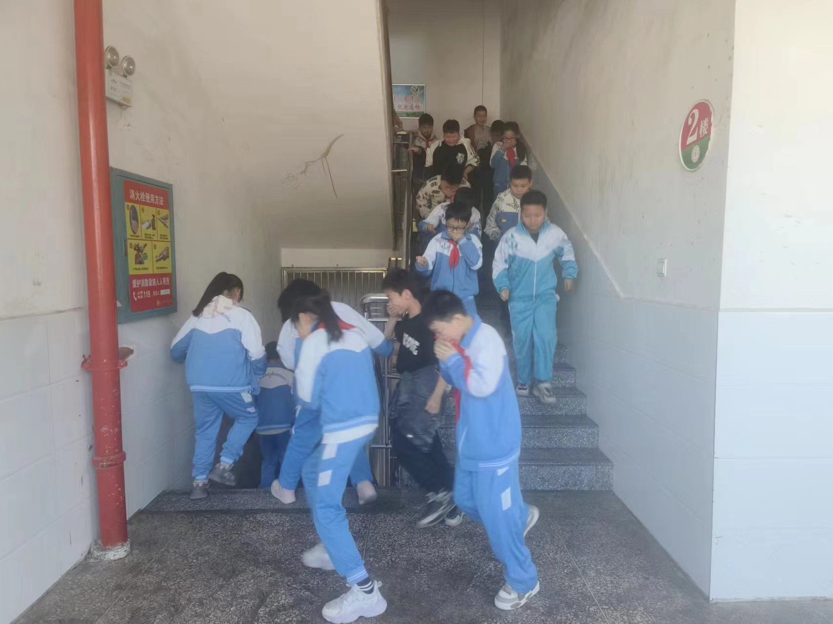 開展校園消防應(yīng)急疏散演練