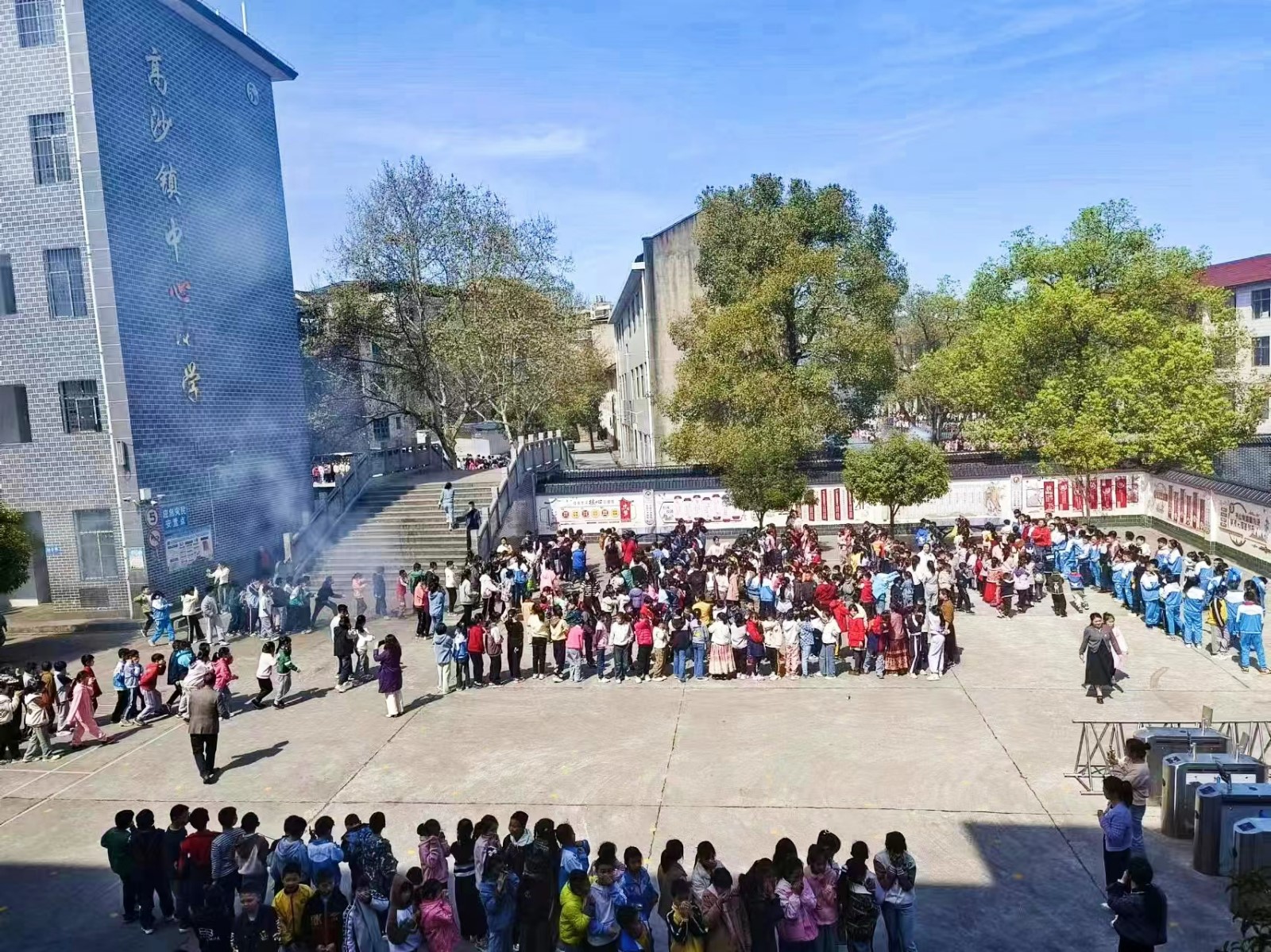 開展校園消防應(yīng)急疏散演練