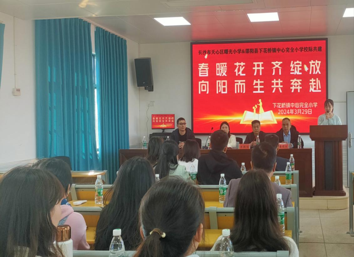 春暖花開(kāi)齊綻放   向陽(yáng)而生共奔赴