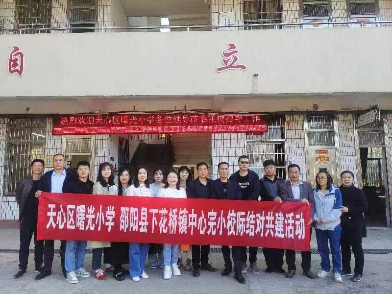 春暖花開(kāi)齊綻放   向陽(yáng)而生共奔赴