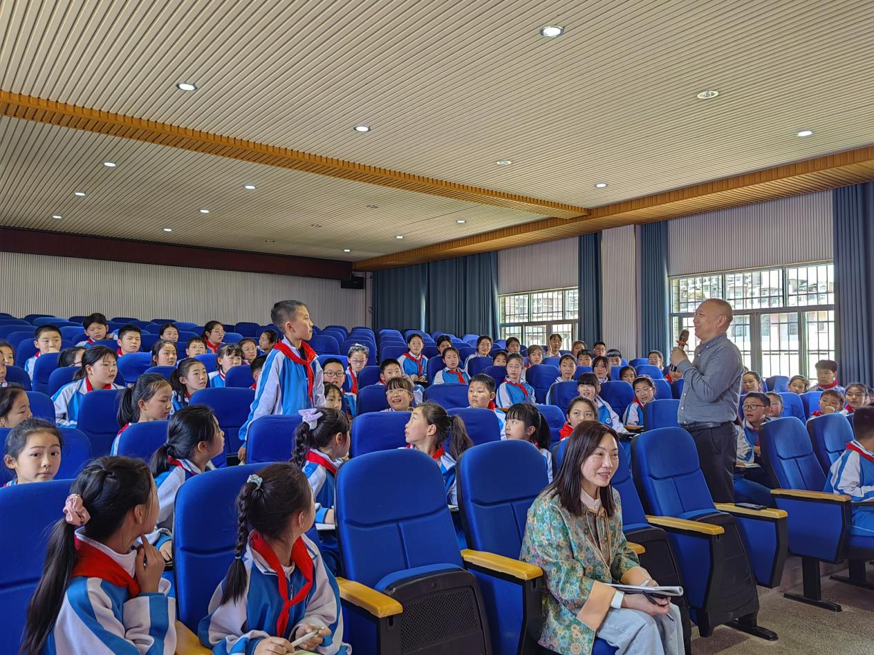 城區(qū)二?。核颊逃M校園，紅色教育潤童心