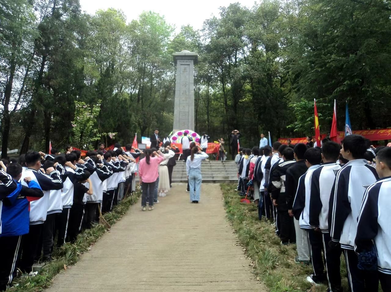 “追尋紅色記憶 .弘揚革命精神”主題黨日活動隆重舉行? ? ? ? ? ?