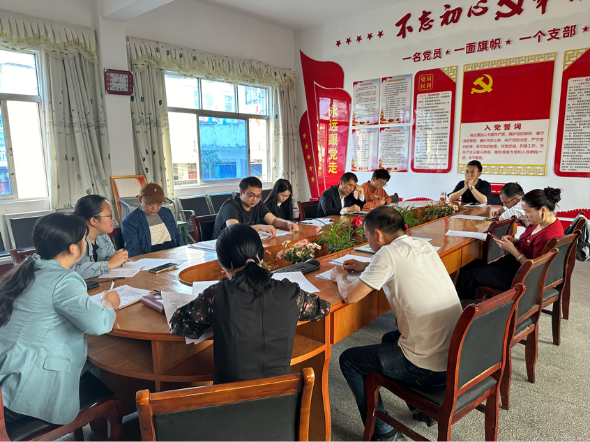 以課為鑒強(qiáng)教研，以評促教抓提升