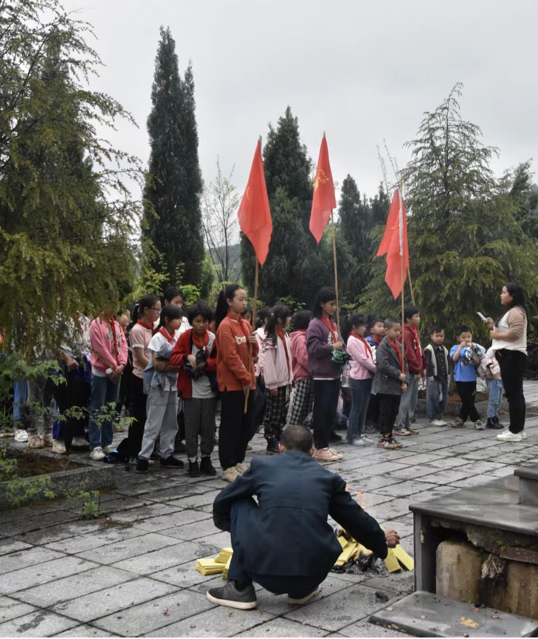 清明祭英烈   豐碑勵(lì)童心