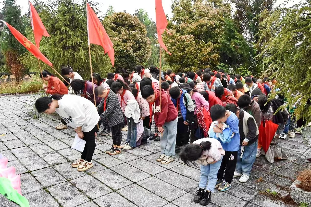 清明祭英烈   豐碑勵(lì)童心