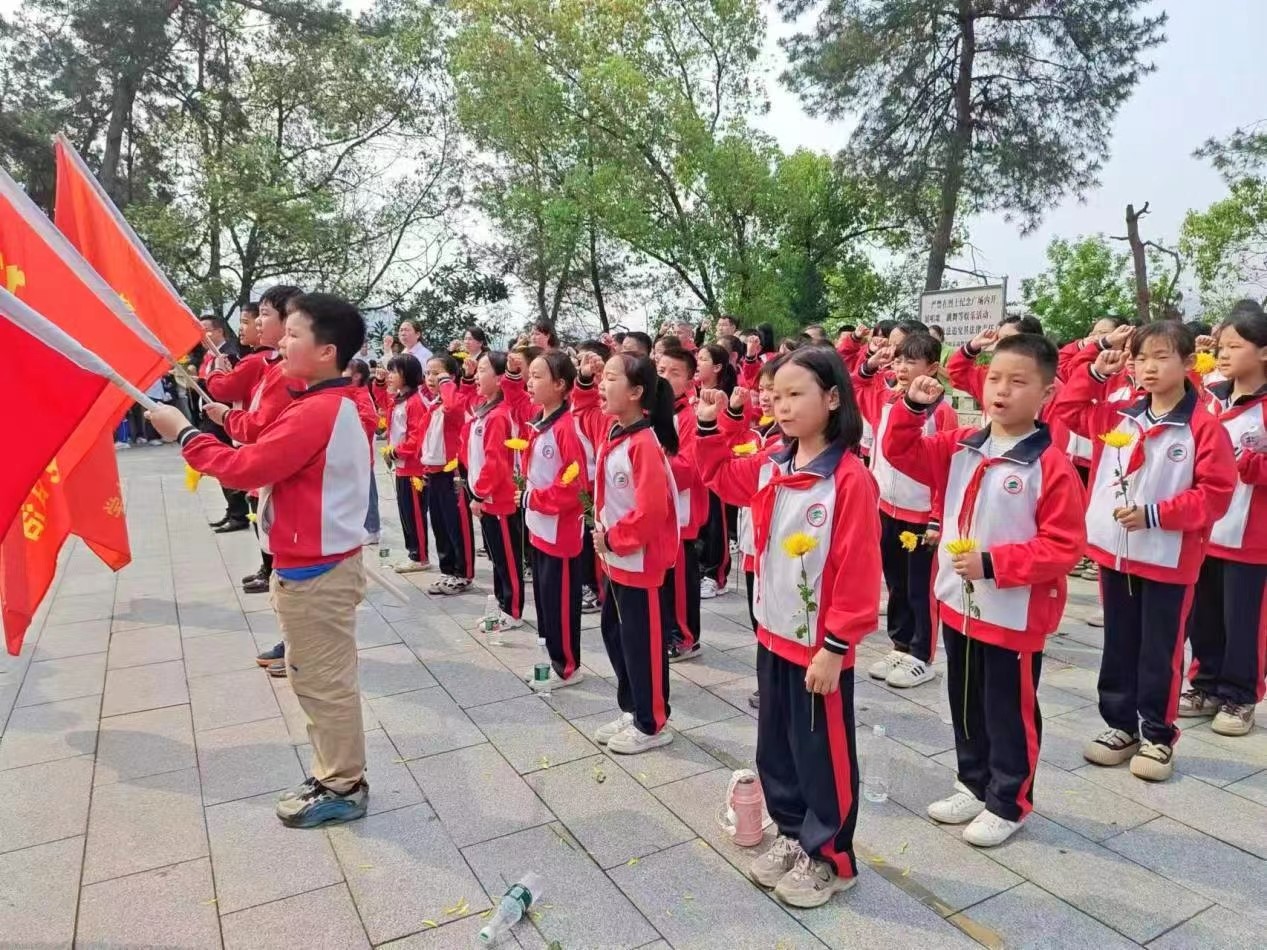 “緬懷革命先烈 傳承革命精神”