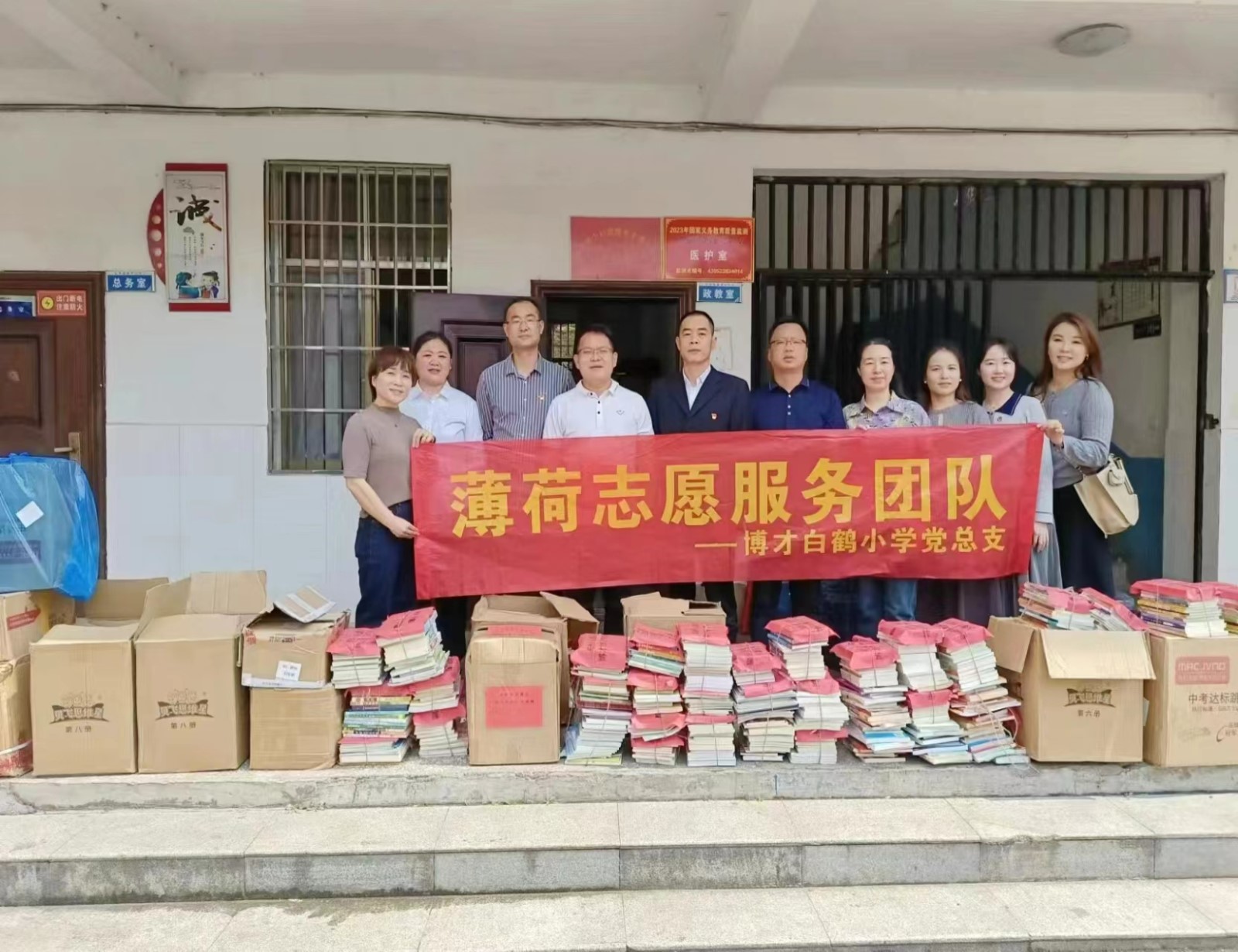 春日送課攜書香，最美人間四