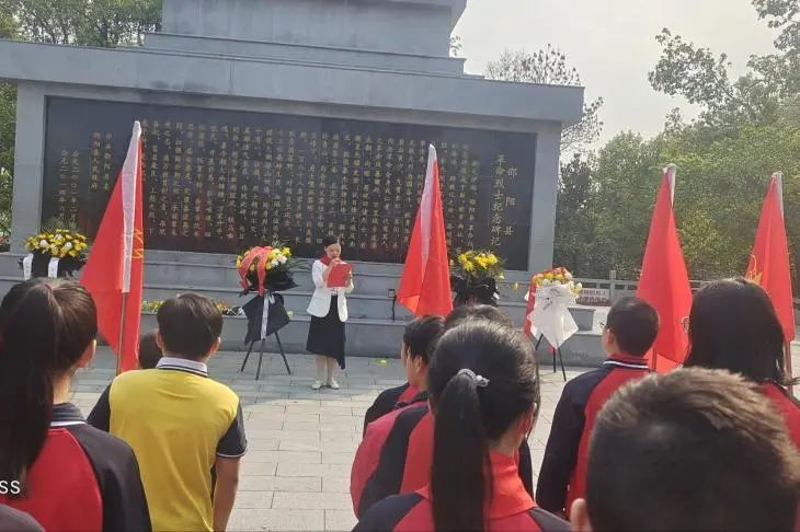 緬懷先烈志，共鑄中華魂