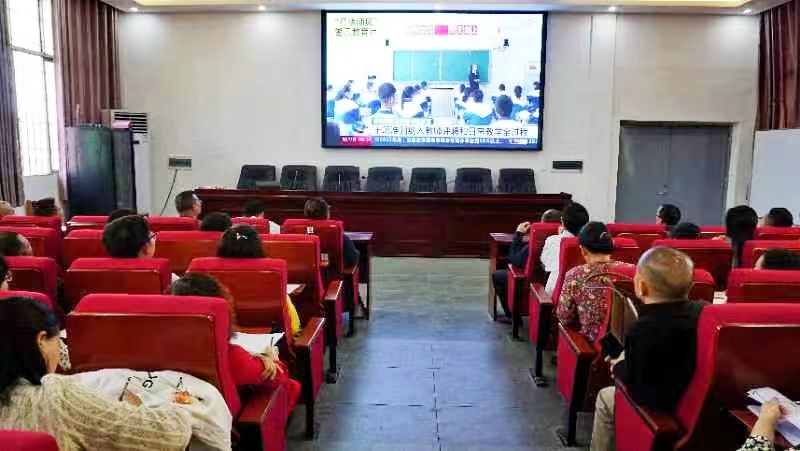 堅(jiān)守師德，行穩(wěn)致遠(yuǎn)