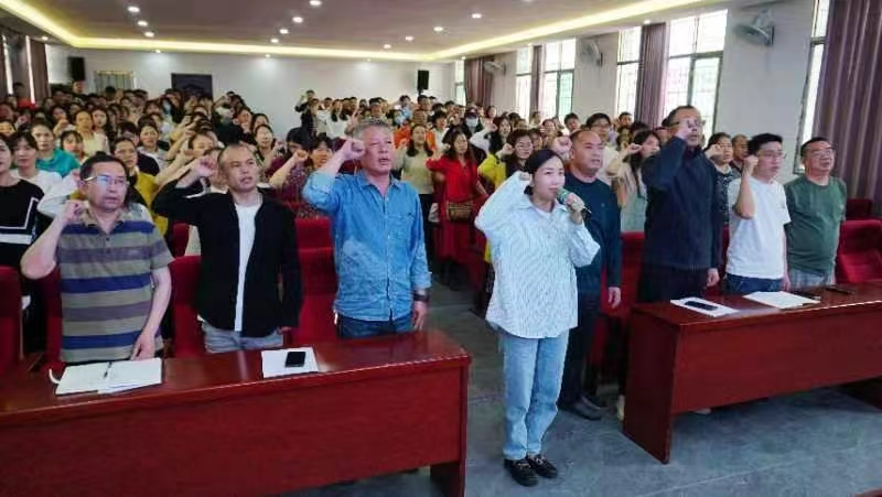 堅(jiān)守師德，行穩(wěn)致遠(yuǎn)