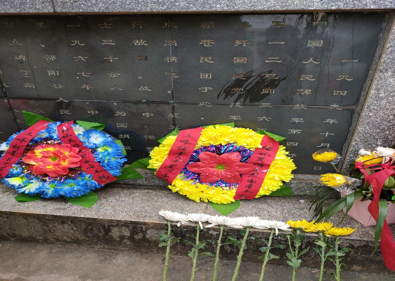 青云中學(xué)團(tuán)員祭掃五龍嶺烈士陵園