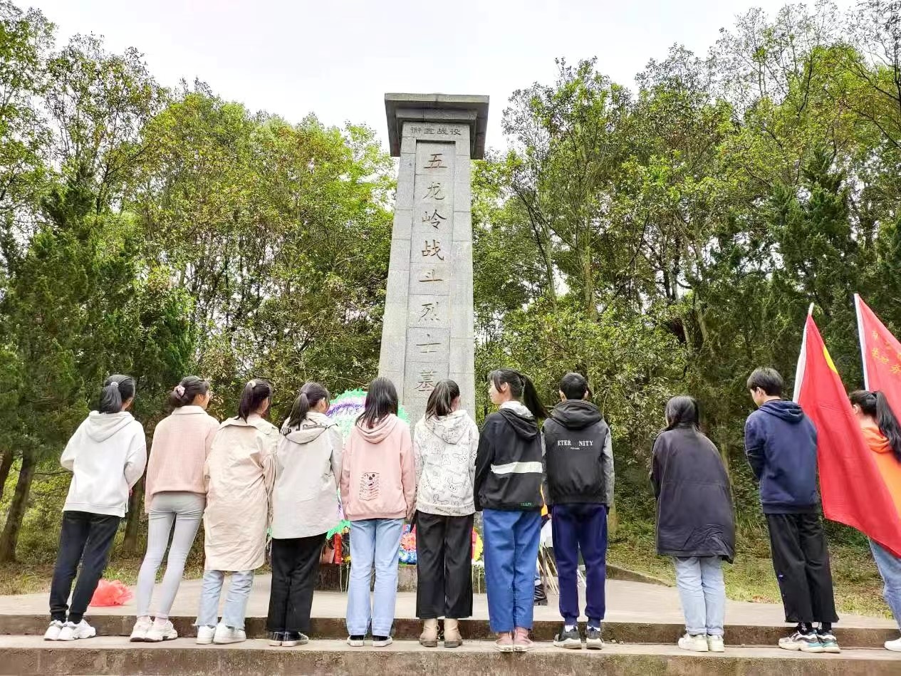青云中學(xué)團(tuán)員祭掃五龍嶺烈士陵園